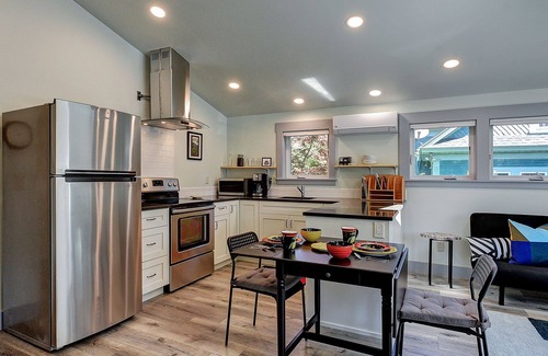 Belmont Apartment | Best of Hawthorne - In the heart of Southeast Portland - Close To Everything