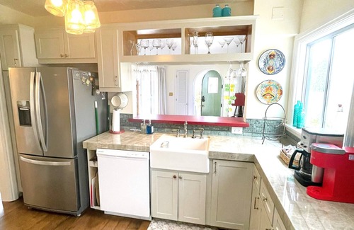 Belmont Shore House | Best of The Shore, Sleeps 4. Short walk to the beach, dining & shopping.