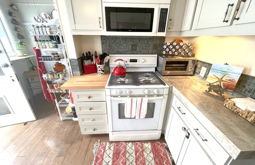 Belmont Shore House | Best of The Shore, Sleeps 4. Short walk to the beach, dining & shopping.