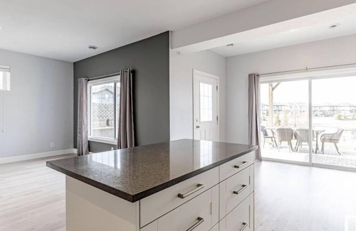 Southeast Edmonton House | BEST ROOM WITH LAKEVIEW