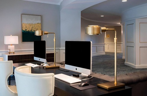 Ballantyne House | Best Room with Park Views! Restaurant & Bar
