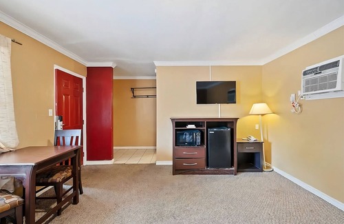 Beeville House | Best Spot For Your Next Trip! Free Parking, Minutes to Flournoy Park
