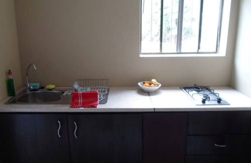 Trawal House | Best Value- Large Modern Studio in Upmarket Area with Guest Services