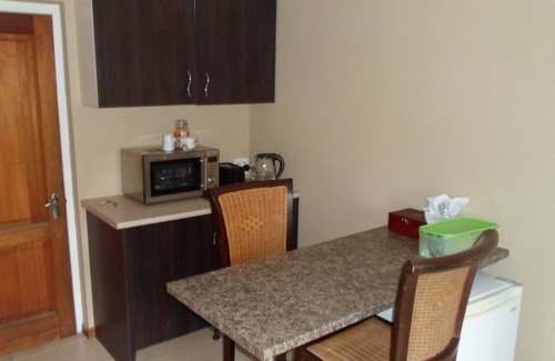 Trawal House | Best Value- Large Modern Studio in Upmarket Area with Guest Services