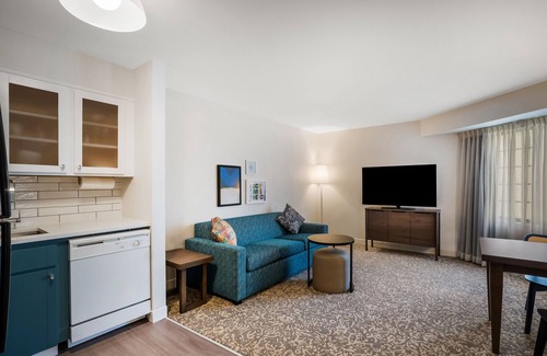 Acres Green Hotel | Best Value, Quality Stay! w/Pool, Near Saint Thomas More Park and Open Space!