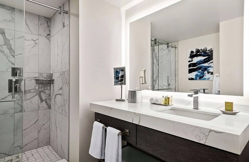 Streeterville Hotel | Best Value, Quality Stay! Outdoor Pool, Parking Onsite, Near Ohio Street Beach