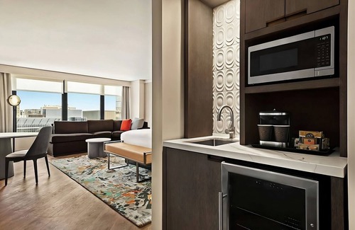 Streeterville Hotel | Best Value, Quality Stay! Outdoor Pool, Parking Onsite, Near Ohio Street Beach