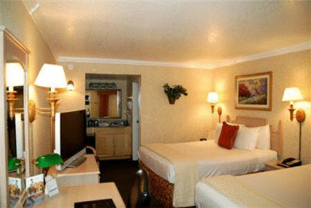 North Mountain Hotel | Best Western InnSuites Phoenix Hotel & Suites
