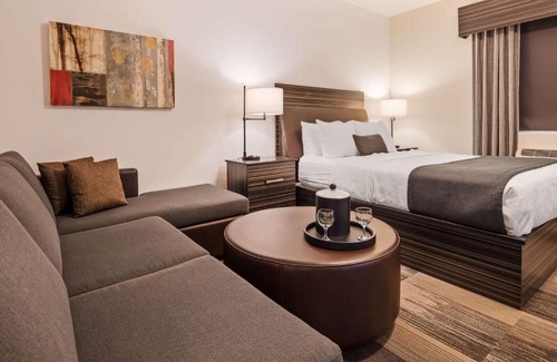North Industrial Hotel | Best Western Plus Airport Inn & Suites