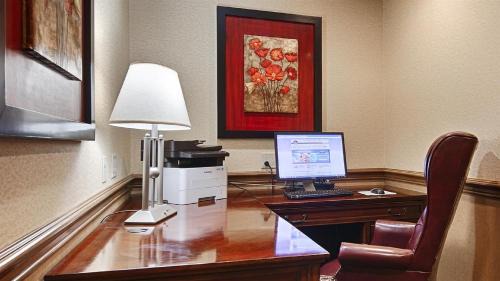 North Canton Hotel | Best Western Plus North Canton Inn & Suites
