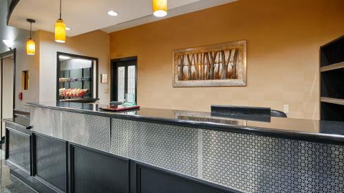 US 290 Hotel | Best Western Plus Northwest Inn & Suites