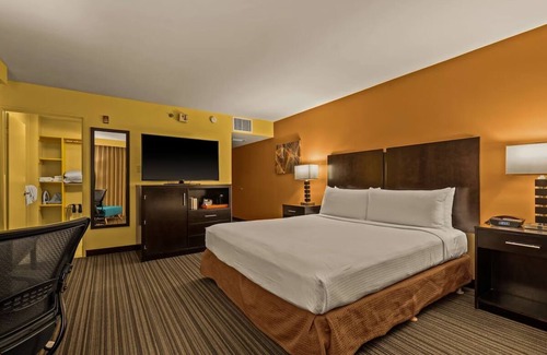 Western Honolulu House | Best Western The Plaza | Standard Room, 1 King Bed | Free Breakfast