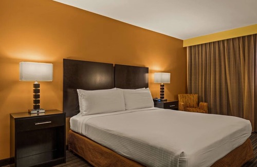 Western Honolulu House | Best Western The Plaza | Standard Room, 1 King Bed | Free Breakfast