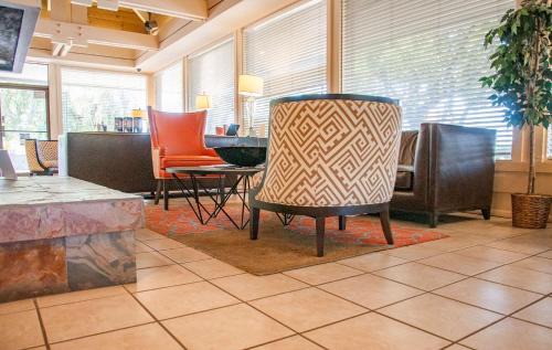Raisin Hotel | Best Western Village Inn