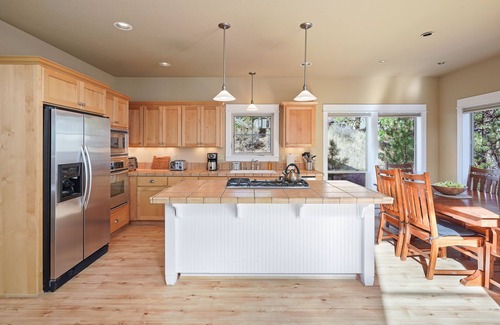 RiverWild House | BEST Wild River, Huge Bonus Room, EV Charger, Community Hot Tub (Seasonal Pool)