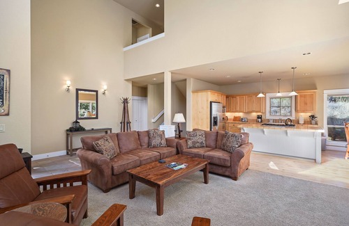 RiverWild House | BEST Wild River, Huge Bonus Room, EV Charger, Community Hot Tub (Seasonal Pool)