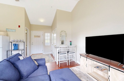 Bethany Beach Apartment | Bethany Beach Inn studio with kitchenette, fast WiFi & furnished balcony