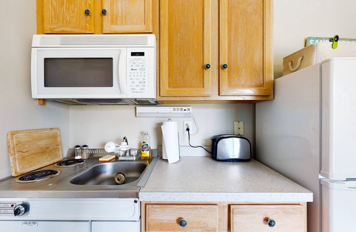 Bethany Beach Apartment | Bethany Beach Inn studio with kitchenette, fast WiFi & furnished balcony