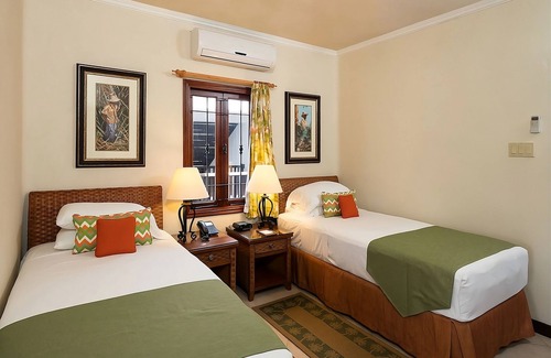 Maynards Apartment | Better Choice for your Vacation! Contemporary Unit, Outdoor Pools, Parking!