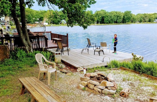 Tobyhanna House | BETTER TO WAKE AT THE LAKE 1 -Beautiful Lakefront House