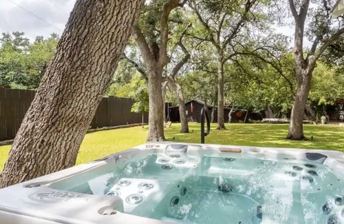 Dripping Springs House | BettyJo - Historic Downtown/Outdoor Oasis & Hot Tub