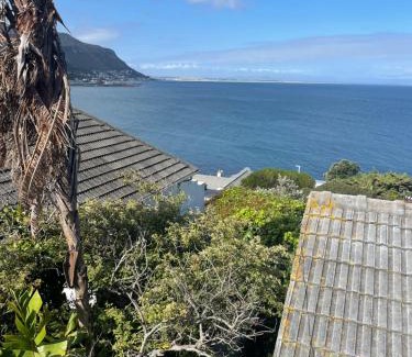 Fish Hoek Apartment | Between Mountain and Sea