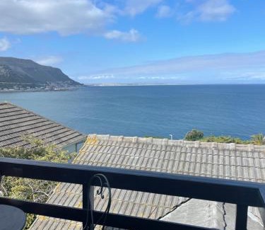 Fish Hoek Apartment | Between Mountain and Sea