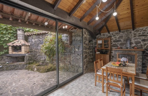 Arco de Sao Jorge Cottage | Between the sea and the mountains, in Santana - World Biosphere Reserve.
