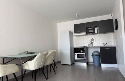 Beziers Apartment | Beziers apartment with small balcony close to all amenities