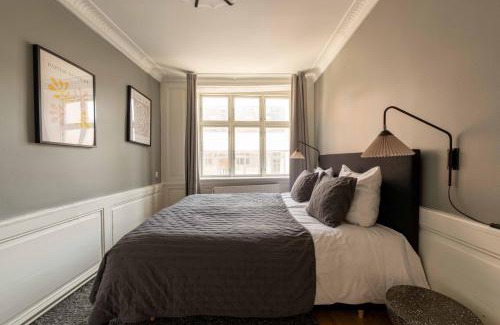 Copenhagen City Centre Apartment | Big 4 BR Apartment with Bathtub by CPH City Hall Square