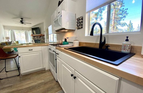 Sugarloaf House | Big Bear Cabin on Forest Edge w/Tesla Charger