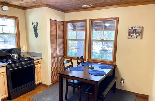 Moonridge House | Big Bear Lake Cabin | Hot Tub | Zoo | Dog Friendly