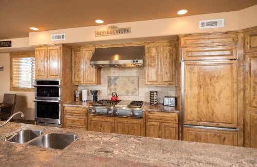 Ironwood Estates House | Big Bear Village View Haus is a large pet and kid friendly chalet with hot tub located a short walk to village