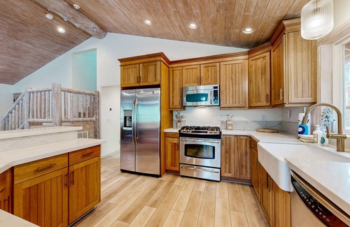 Eagle Mountain Estates Cabin | Big Bear White Skies #674