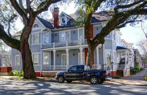 Savannah Victorian District House | Big Blue House - Near Forsyth Park - Lower Unit