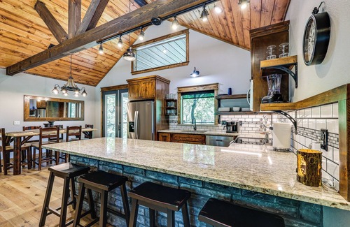 Hodgen Cabin | Big Cedar Vacation Rental w/Deck & Hot Tub!