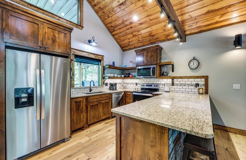 Hodgen Cabin | Big Cedar Vacation Rental w/Deck & Hot Tub!