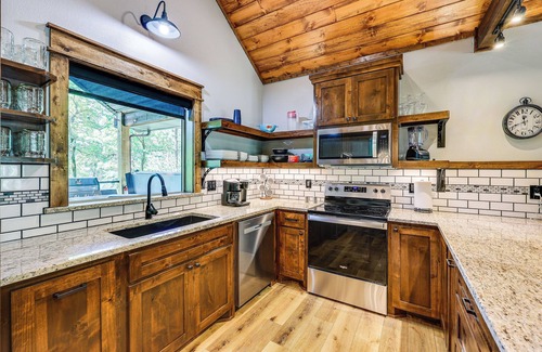 Hodgen Cabin | Big Cedar Vacation Rental w/Deck & Hot Tub!