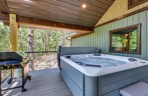 Hodgen House | Big Cedar Vacation Rental with Deck and Hot Tub!