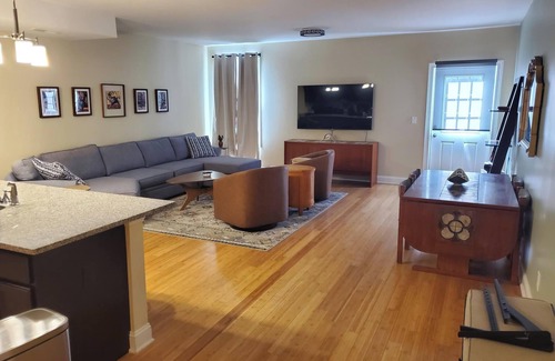 Albany House | Big Center Square Town House retreat in the shadows of Empire Plaza.