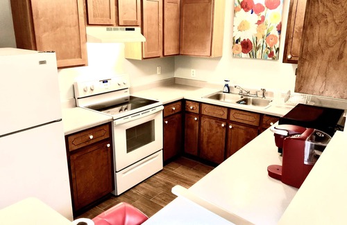 Jacksonville House | Big Central Modern Cozy 5 miles to Camp Lejeune, Walk-in to shops and dinning