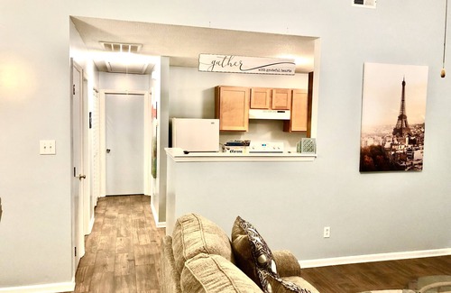 Jacksonville House | Big Central Modern Cozy 5 miles to Camp Lejeune, Walk-in to shops and dinning