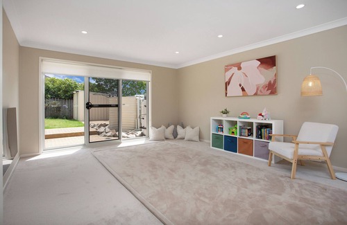 Campbelltown House | Big Family Home - Super Convenience with Pool Table & Children Playroom