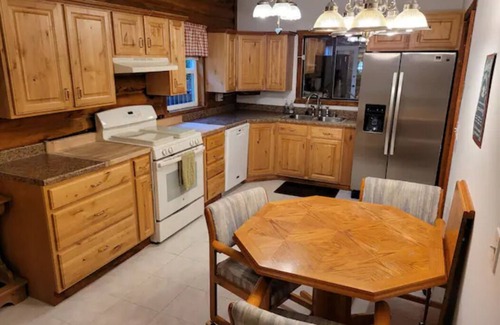 Ashton Cabin | Big Family Reunion Lodge! Close to Yellowstone Jackson Grand Tetons Island Park.
