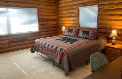 Ashton Cabin | Big Family Reunion Lodge! Close to Yellowstone Jackson Grand Tetons Island Park.