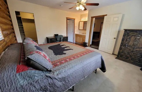 Ashton Cabin | Big Family Reunion Lodge! Close to Yellowstone Jackson Grand Tetons Island Park.