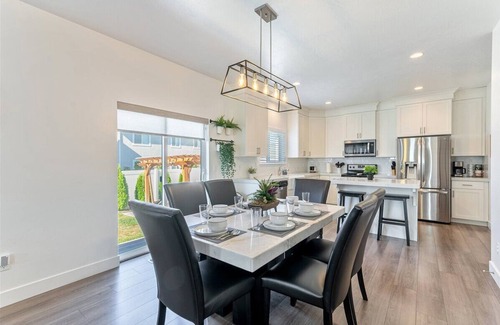 Vineyard House | BIG Home! Fenced Yard! 30+ Day Discount! Garage!