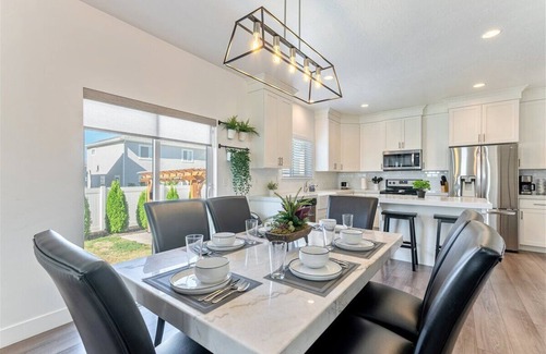 Vineyard House | BIG Home! Fenced Yard! 30+ Day Discount! Garage!