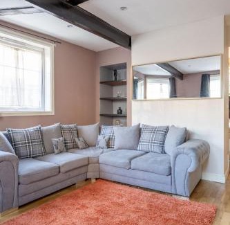 Abbey House | BIG House close to Metro Underground - Sleeps up to 13