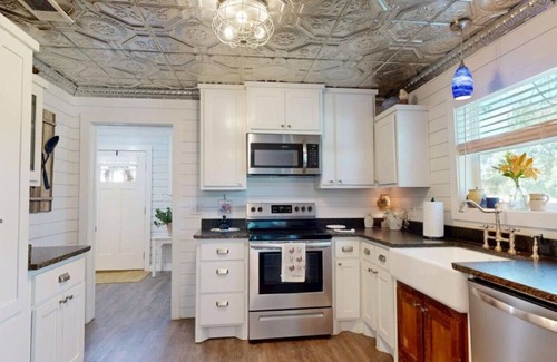 Wellborn House | Big Oak Farmhouse ~ TAMU 8 Miles